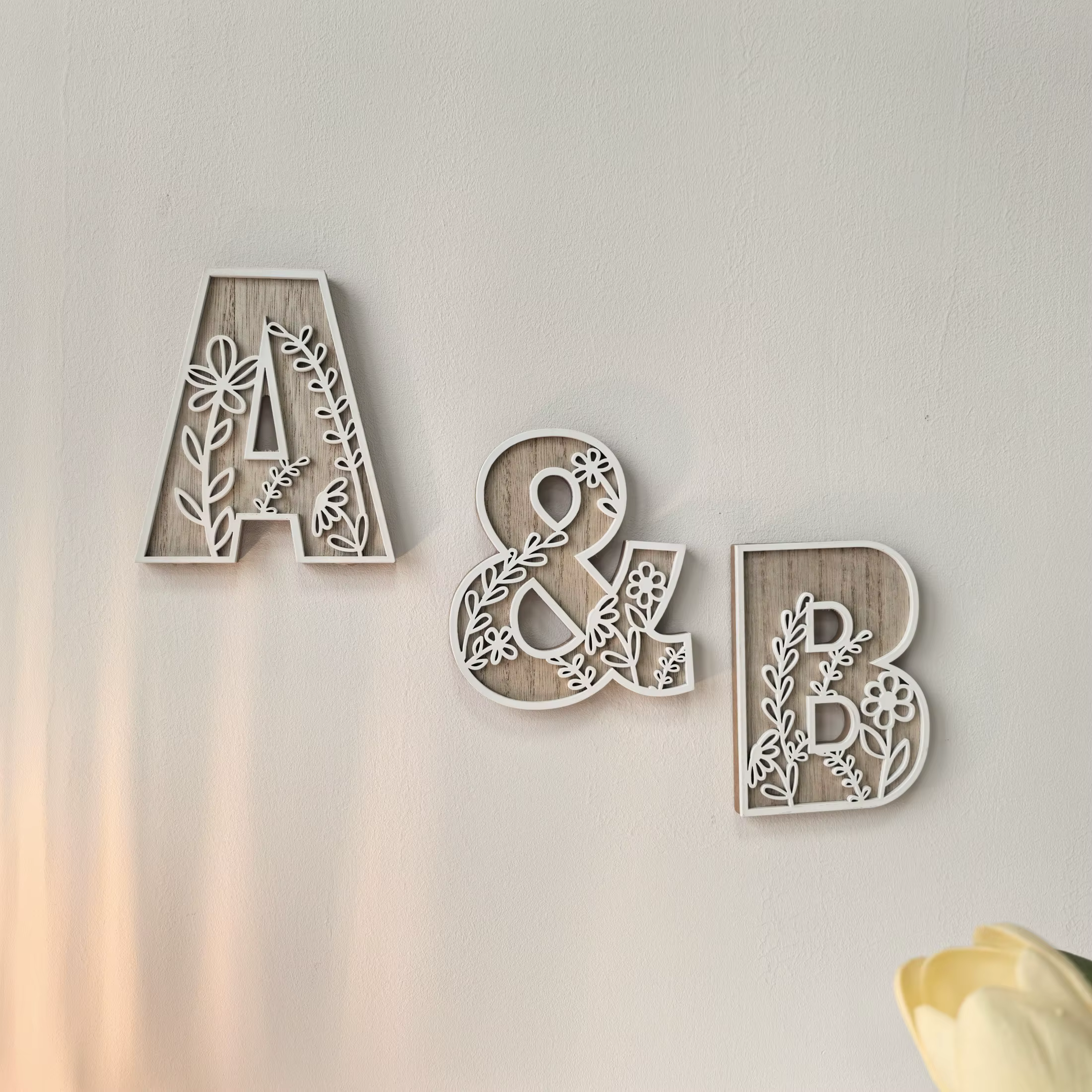 1 pièce de lettres de l'alphabet sculptées florales en bois rustique de 4.9 pouces