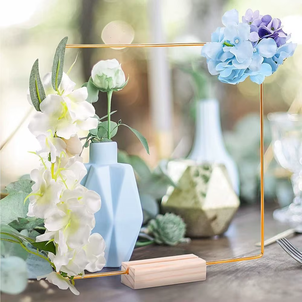 Cerceau d'anneau floral en métal doré avec base en bois