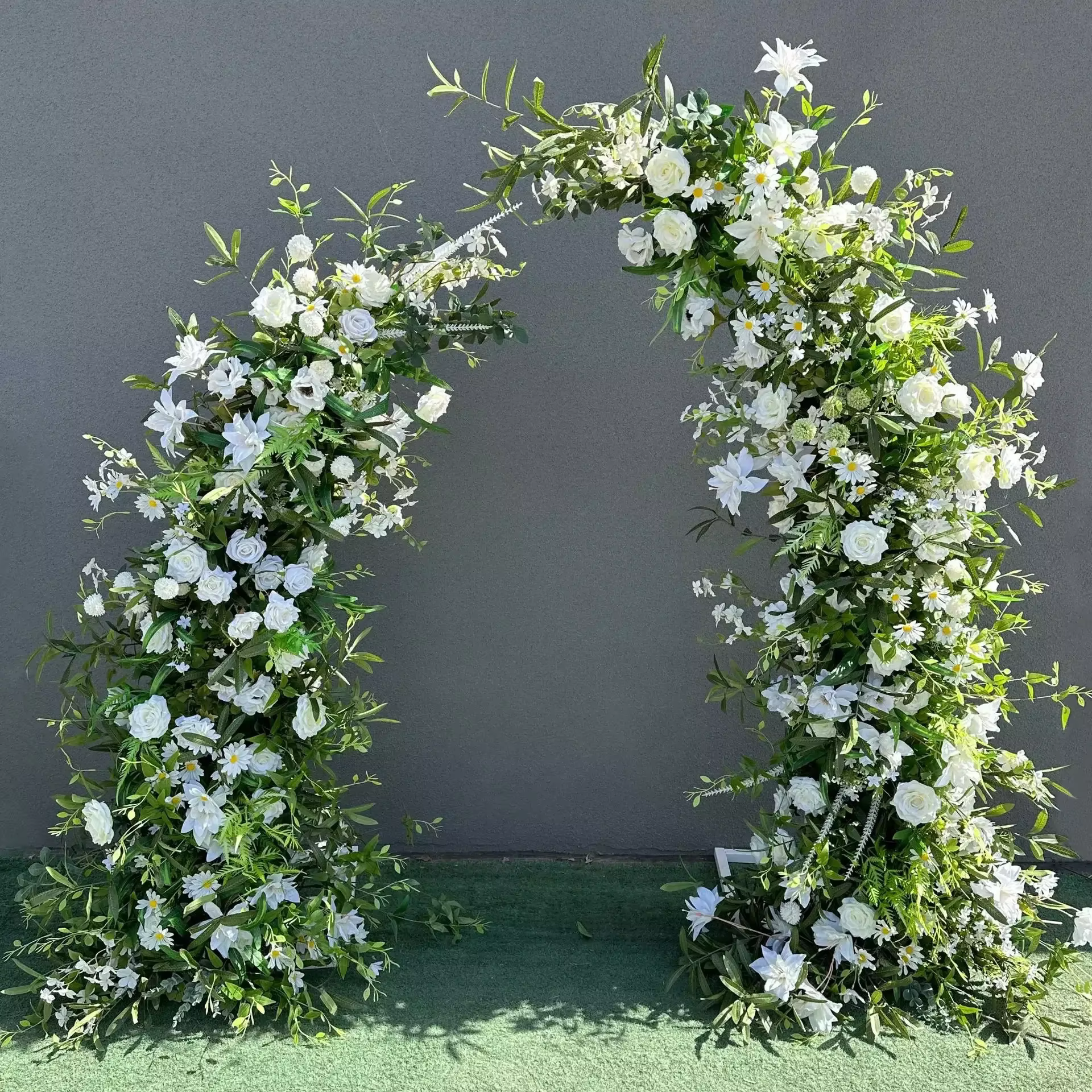 Arrangement de fleurs artificielles en arc de trompette