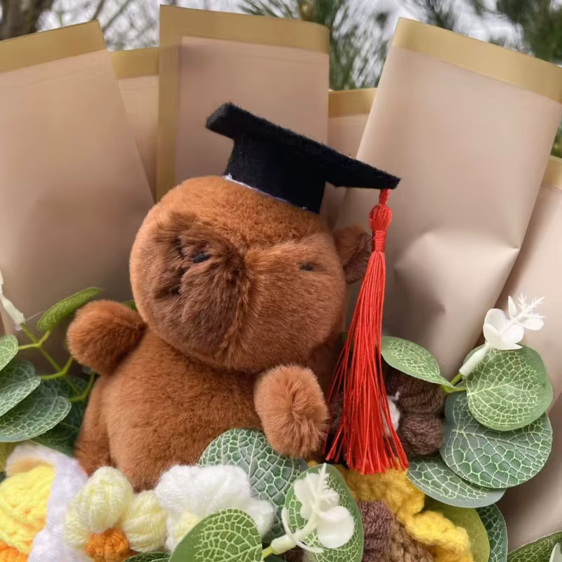Adorable Capybara avec des fleurs artificielles