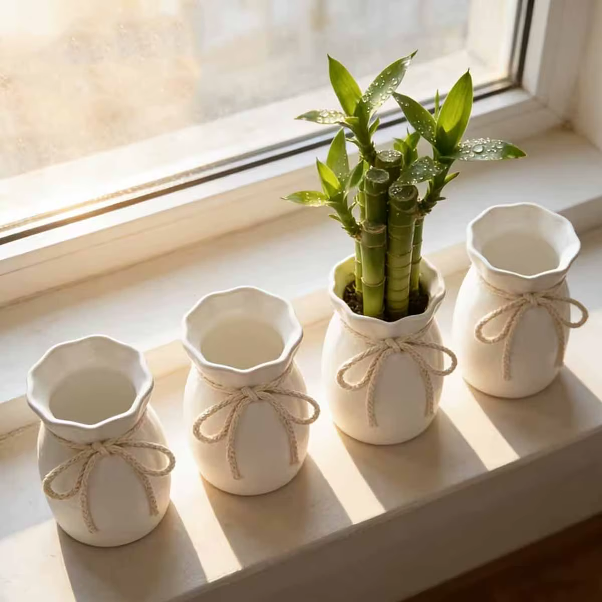 Petits pots de fleurs blancs avec nœud en jute