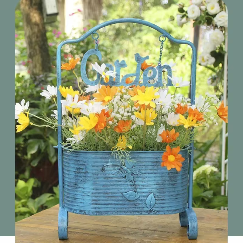 Pot de fleur d'art en fer vintage