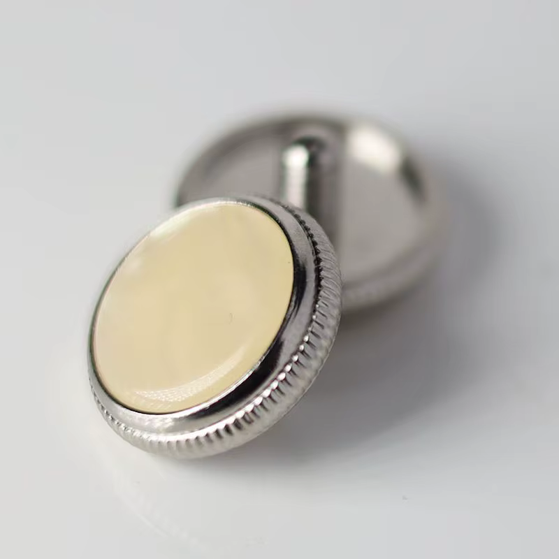 boucle de bouton de trompette avec coussinet en mica à motif de fleurs jaunes