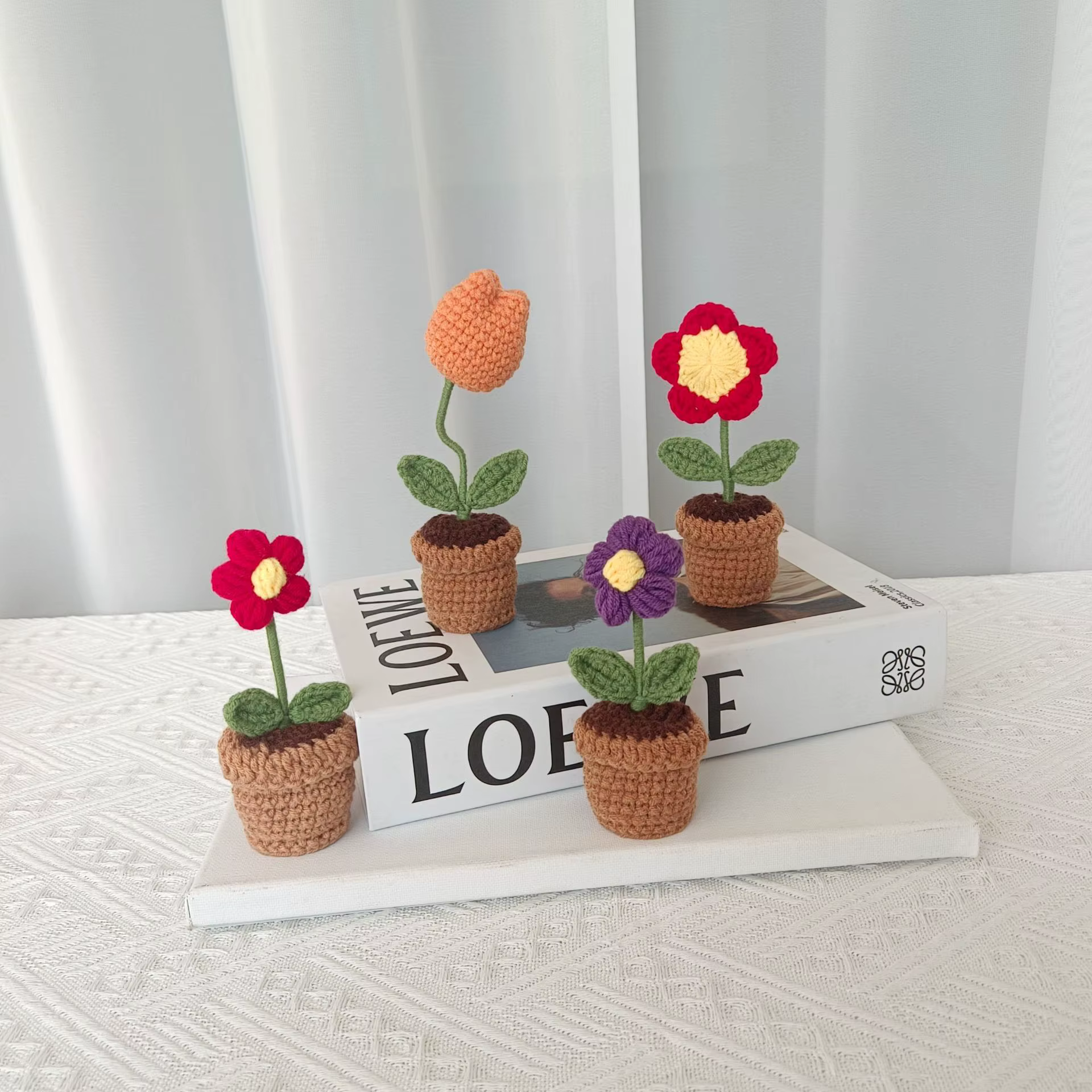 Nouvelles plantes en pot tricotées à la main