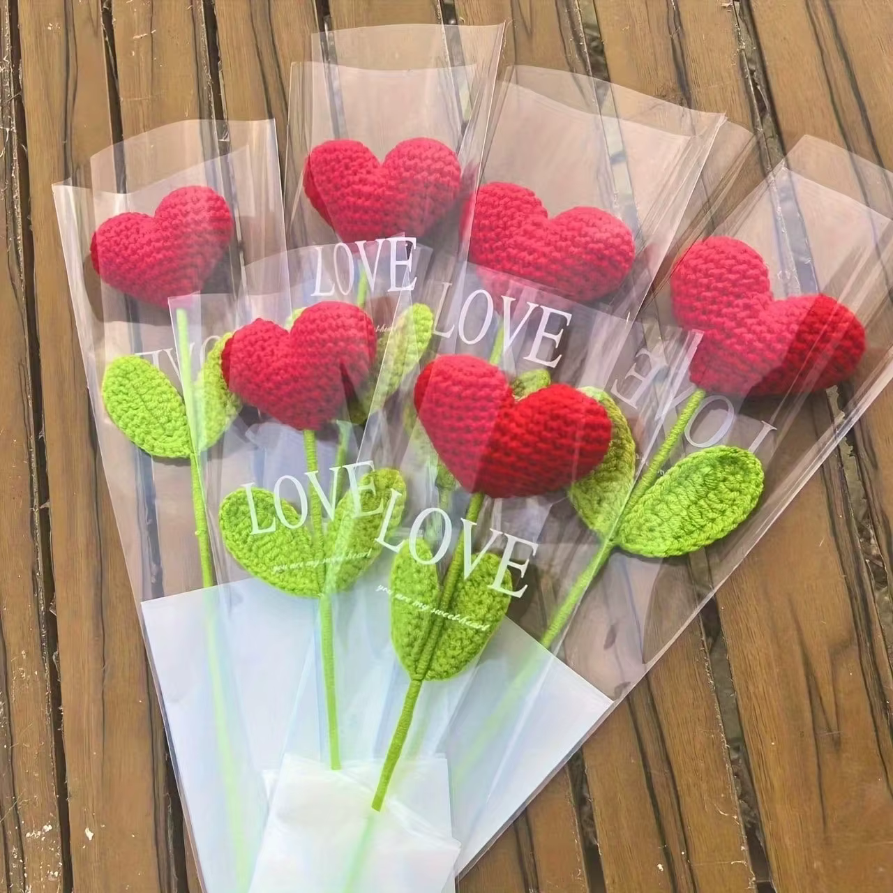 Bouquet de fleurs en forme de cœur au crochet fait à la main