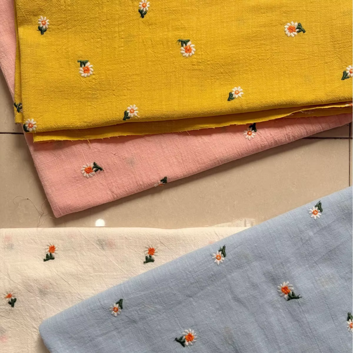 Tissu en lin et coton brodé tournesol