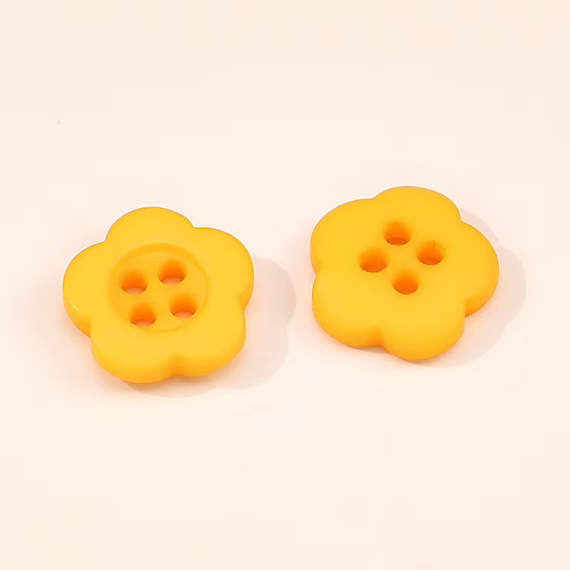 20 pièces/sac créatif fleur de prunier en forme de quatre yeux bouton coloré bricolage couleur bonbon Mini