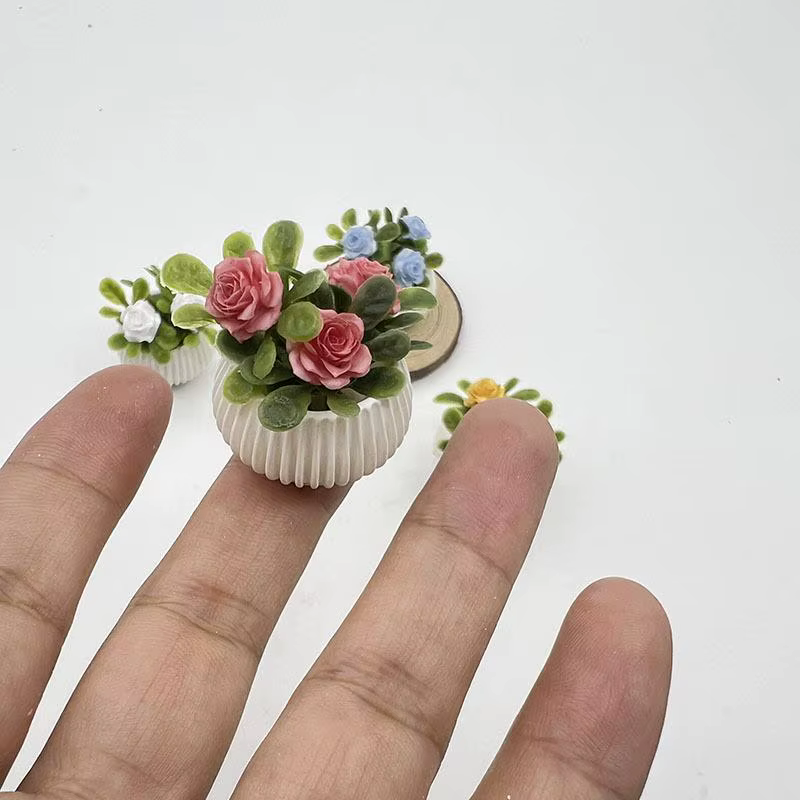 Mini plantes en pot de roses à l'échelle 1/12