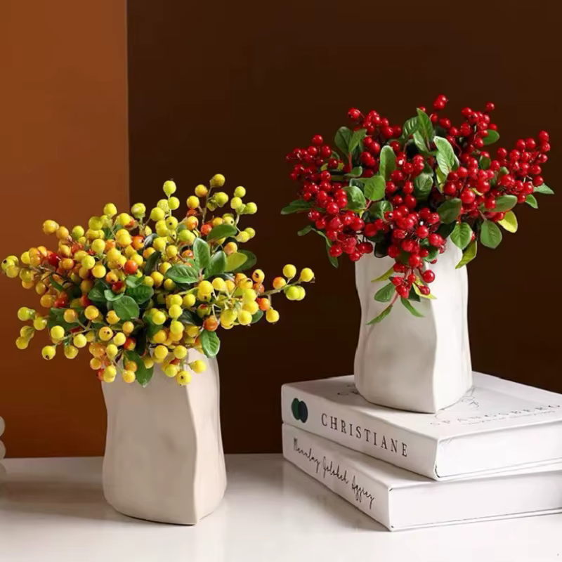 Fleurs artificielles aux baies rouges