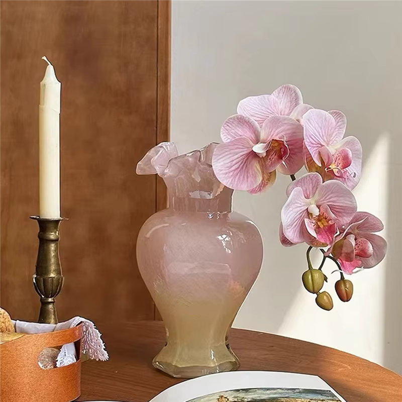 Vase à fleurs en verre rose