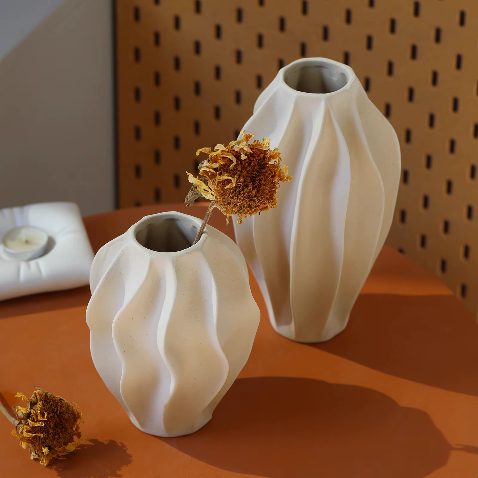 Vase en céramique beige au design haut de gamme et au style luxueux