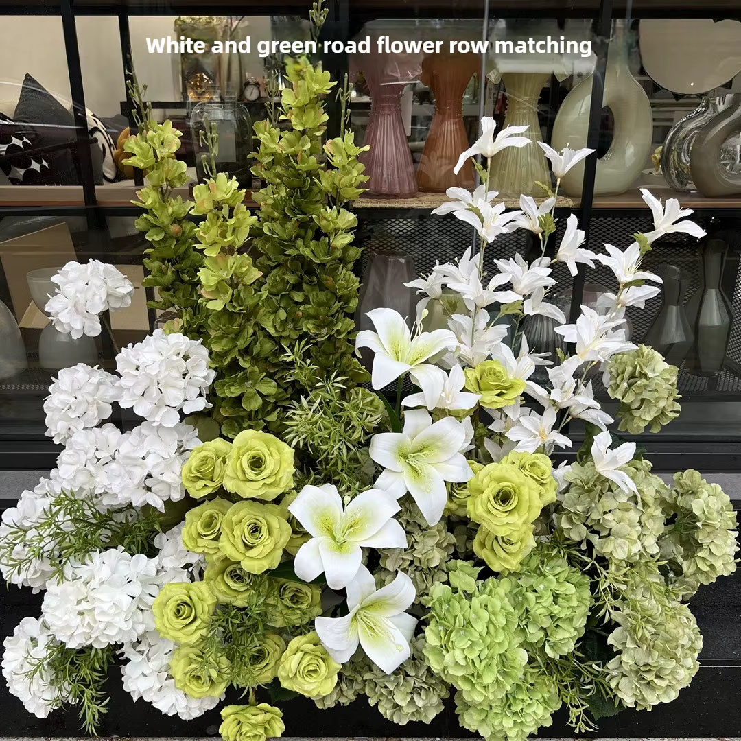 Arrangement floral de chemin de mariage blanc et vert