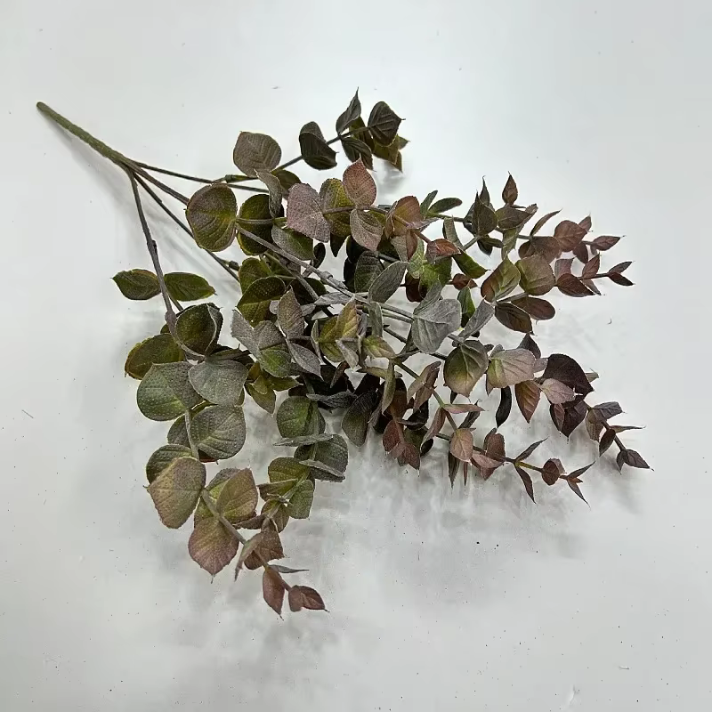 Simulation de plantes vertes en plastique d'eucalyptus