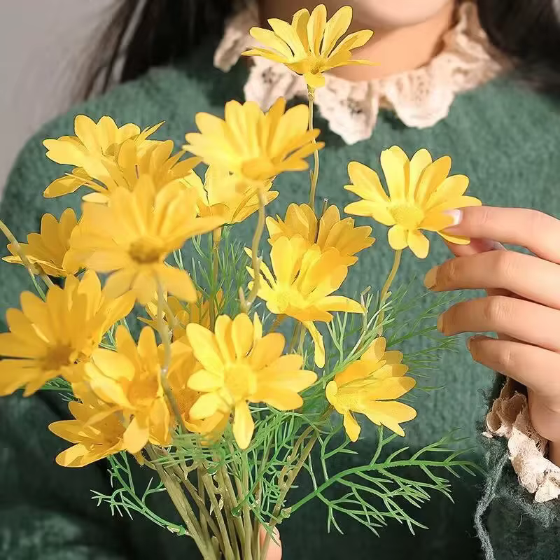 Bouquet de marguerites et de chrysanthème artificielles