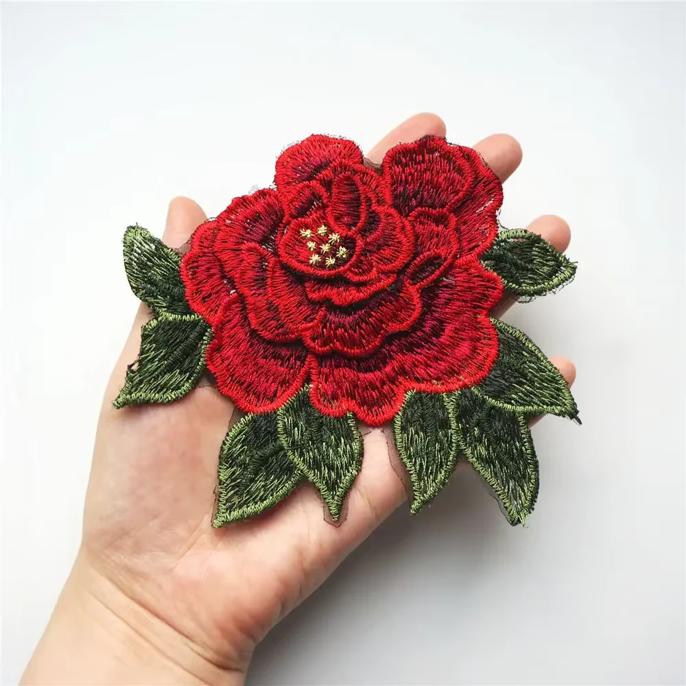 Appliques de tissu brodées de feuilles de rose rouge