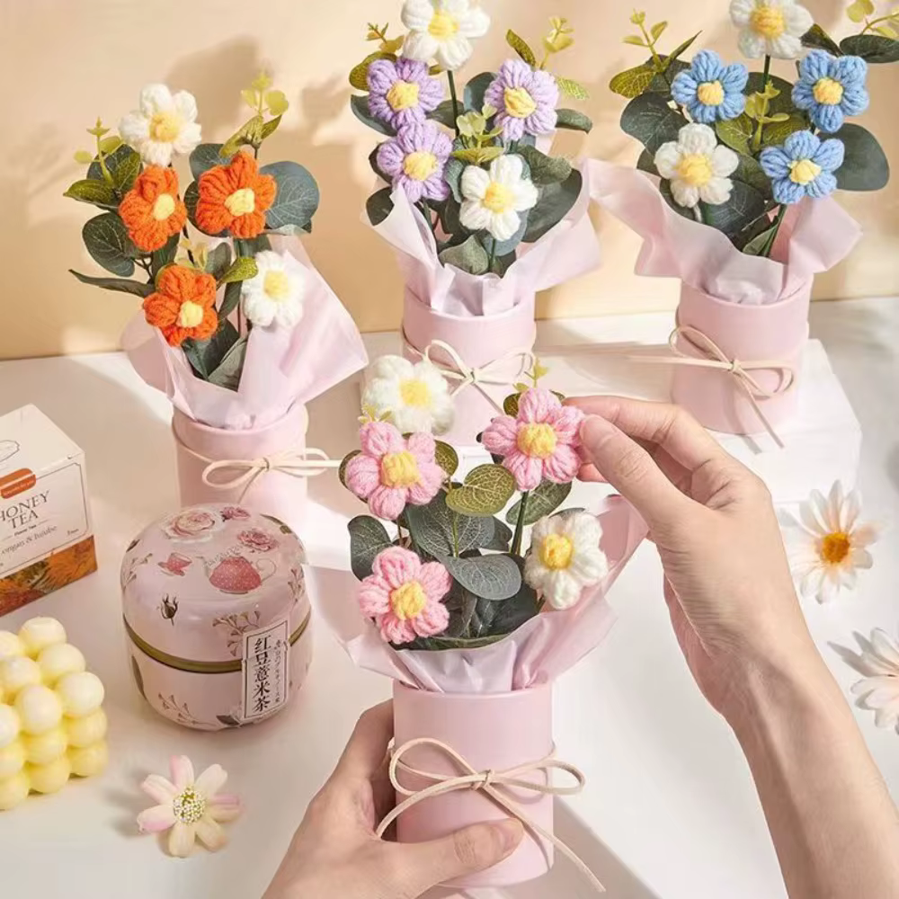 Fleurs en crochet tricotées colorées avec pot