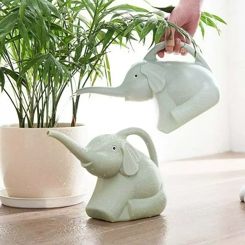 Arrosoir en plastique en forme d'éléphant