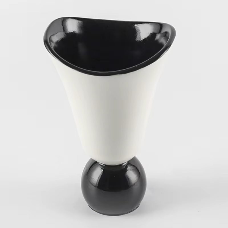 Vase décoratif d'art moderne