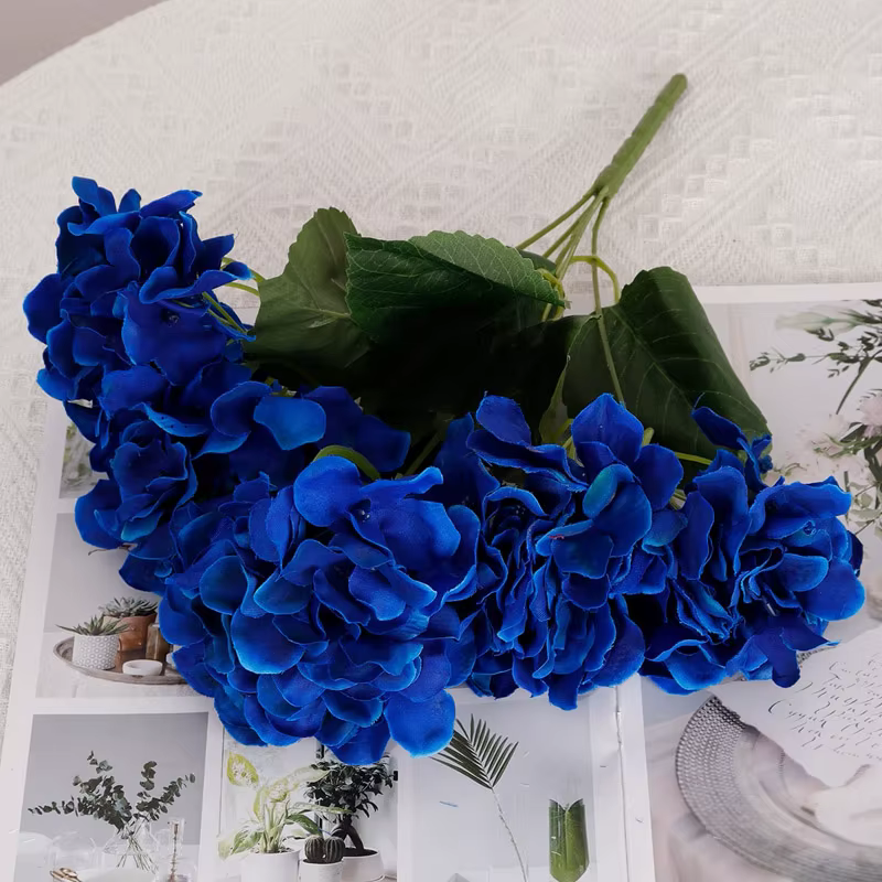 Grandes fleurs d'hortensia rouges en soie