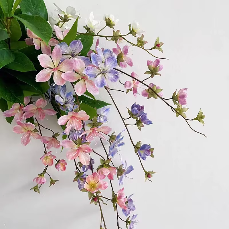 Fleurs artificielles suspendues au jasmin