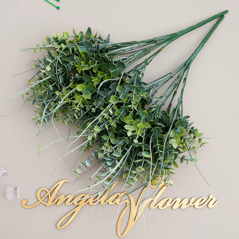 Plante verte artificielle avec feuilles d'eucalyptus