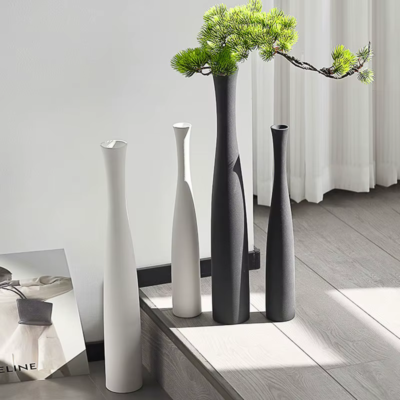 Grand Vase à fleurs blanches coniques