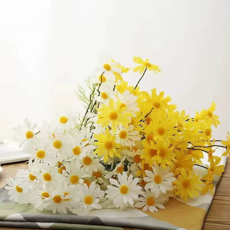 Bouquet de marguerites et de chrysanthème artificielles