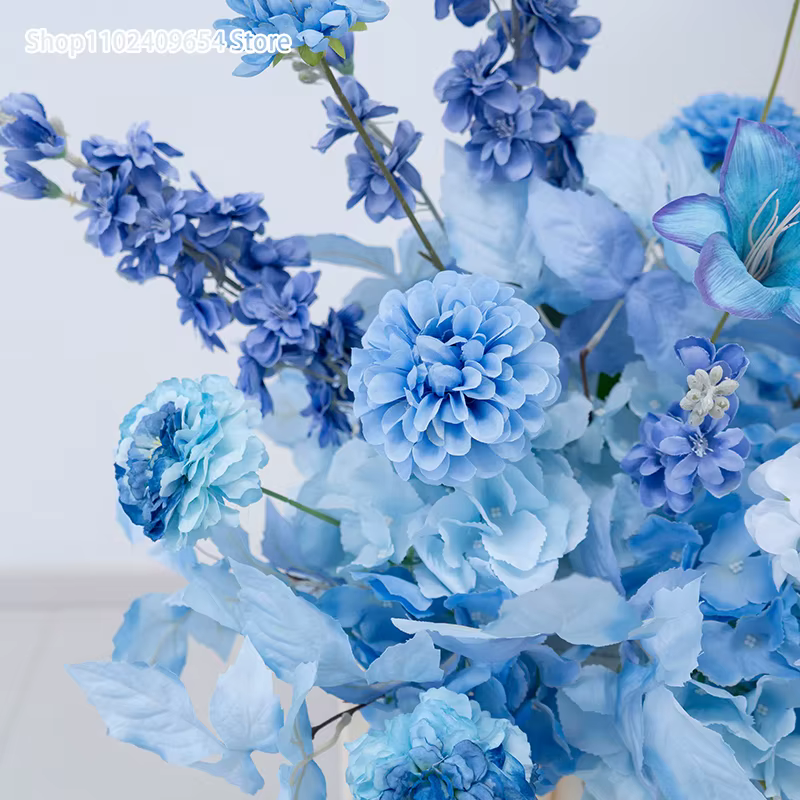 Fleurs artificielles bleues suspendues