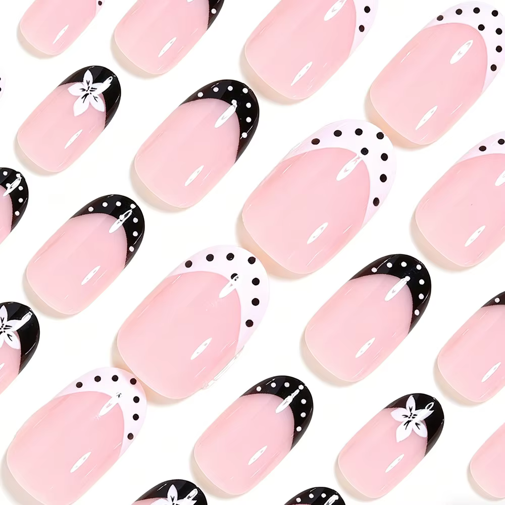 Ongles pressés simples noir et blanc avec fleurs blanches et pois noirs et blancs. 24 faux ongles.