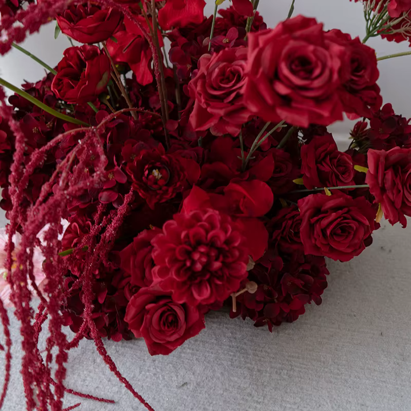 Fleur artificielle rouge bordeaux pour décoration de table