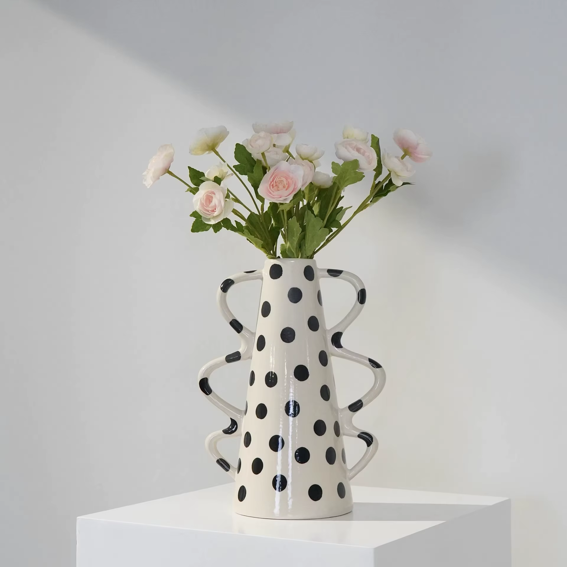 Vase en céramique à pois avec poignée