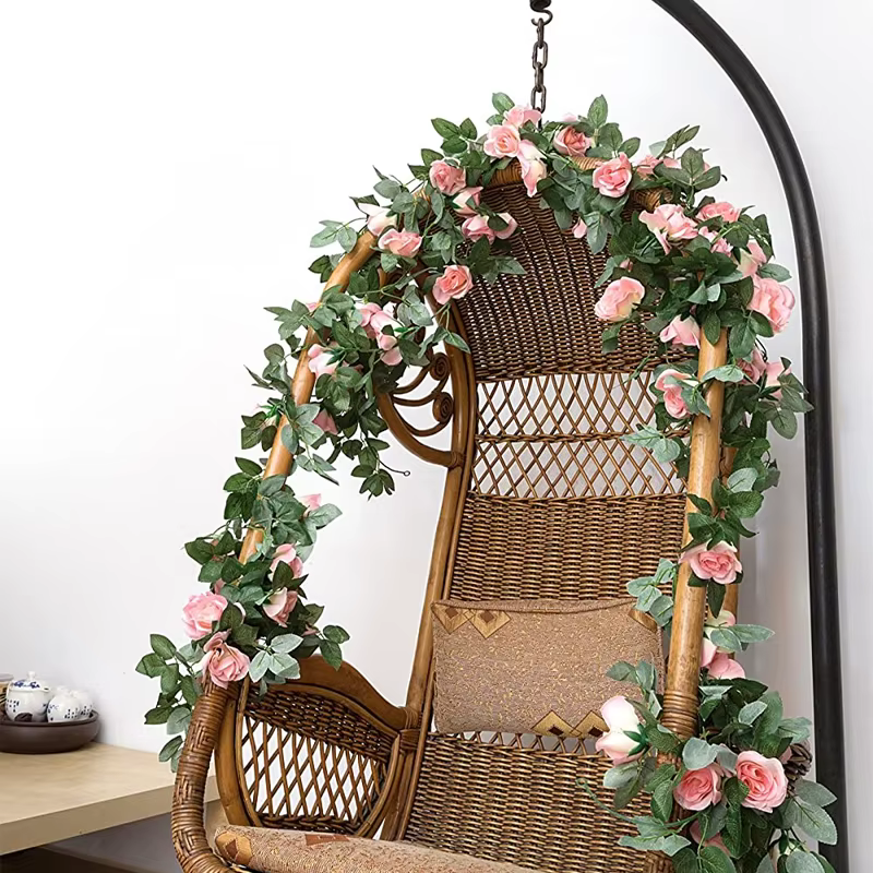 Guirxiété de roses et de feuilles vertes artificielles