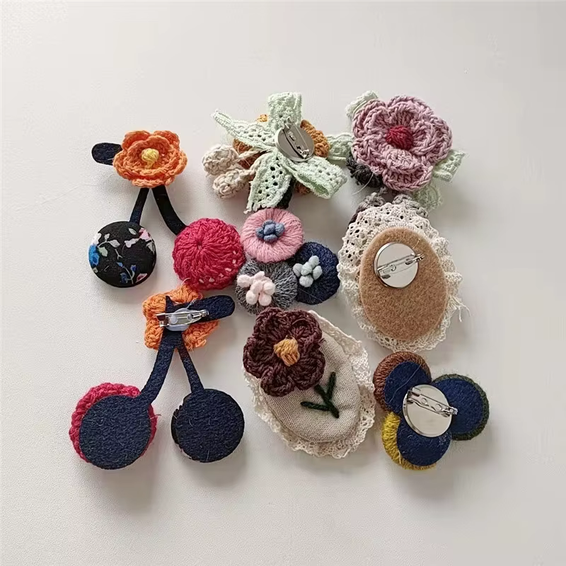 Broche fleur en laine de coton faite à la main