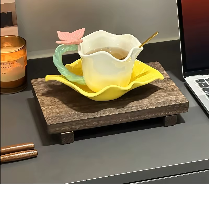 Ensemble de tasses à café en céramique avec bord de fleur et de papillon, 280ml, haute beauté, assiette de conception en forme de feuille jaune, tasse d'eau pour thé de l'après-midi