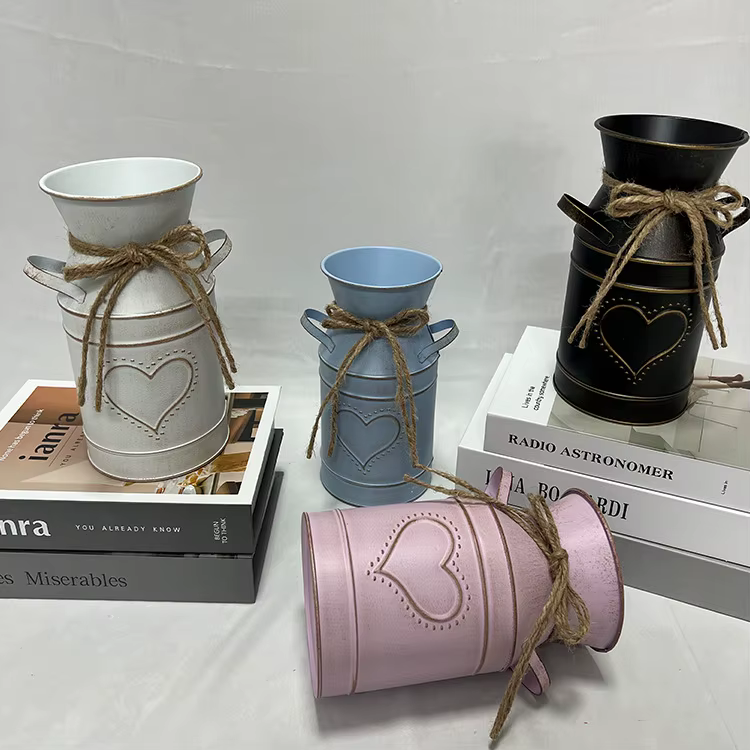 Vase en métal rustique en forme de cœur gaufré avec corde en jute