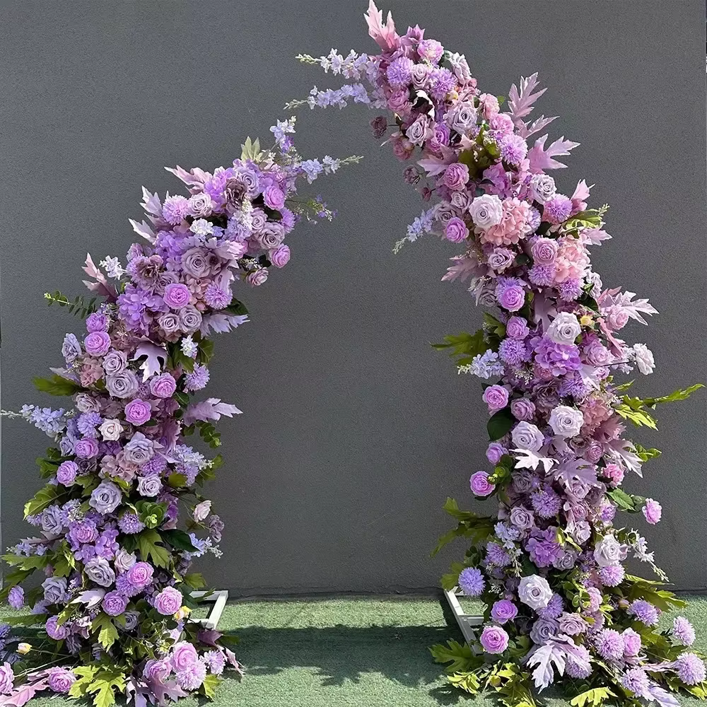 Arrangement de fleurs artificielles en arc de trompette
