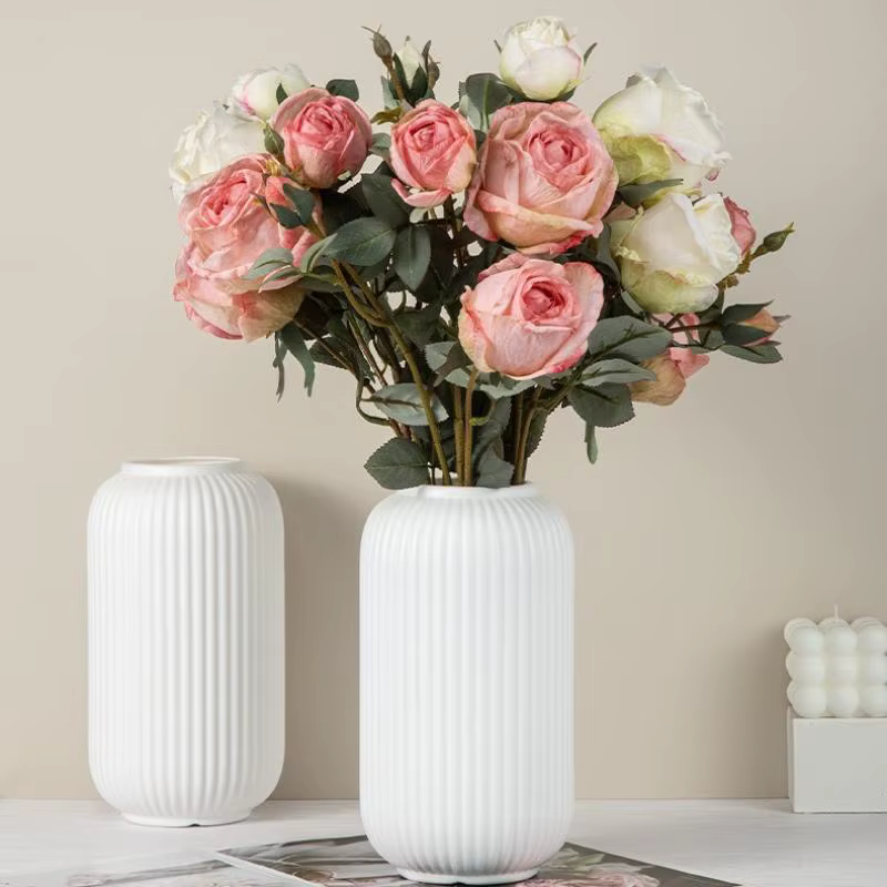 Vase en plastique chic à rayures imitation céramique pour fleurs - Pièce décorative florale durable et facile à placer