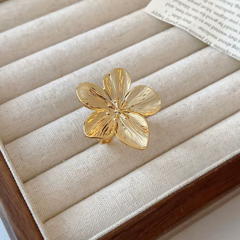 Bague à fleurs pour femmes, tempérament Simple, mode de fête, breloque tendance, bijoux étanches, cadeaux, vente en gros, nouvelle collection 2024