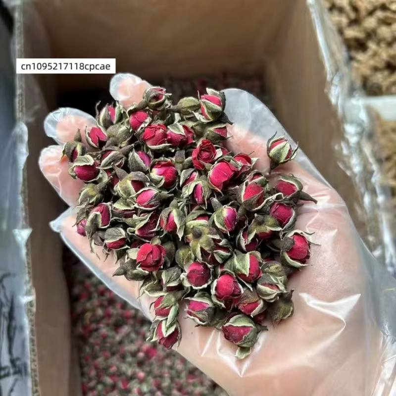 Bourgeons et pétales de roses rouges séchées naturelles et parfumées