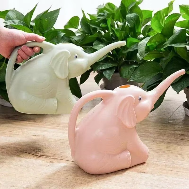 Arrosoir en plastique en forme d'éléphant