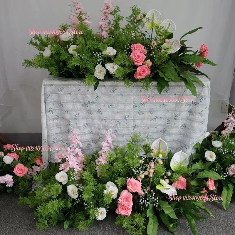 Décoration florale de luxe pour mariage : rangée de plantes vertes