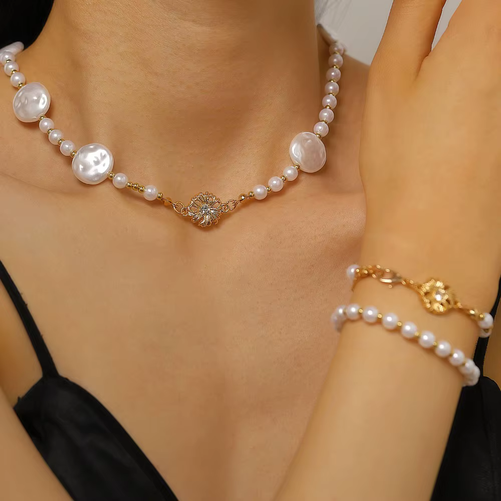 Ensemble collier, bracelet et boucles d'oreilles en perles baroques de luxe pour femmes, idéal pour les banquets et les soirées, bijoux élégants, cadeaux.