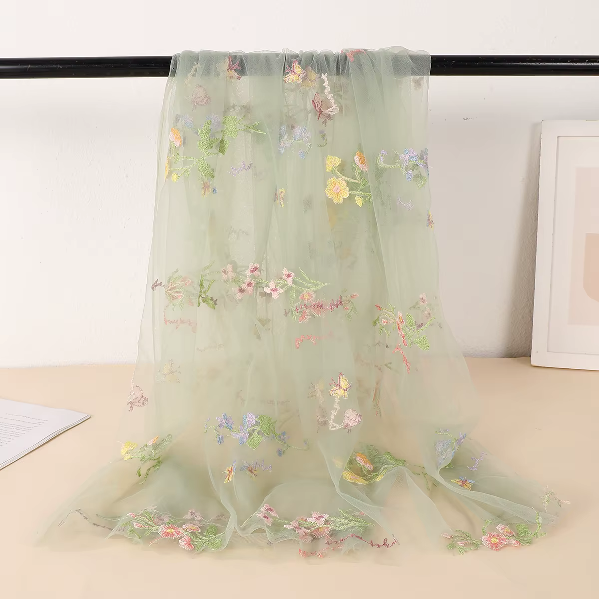 Magnifique tissu en dentelle brodée florale
