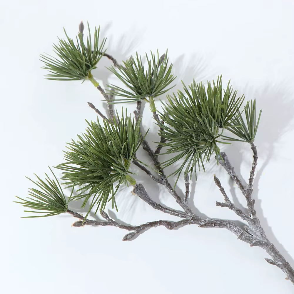 Arrangement floral, branche de pin artificielle verte