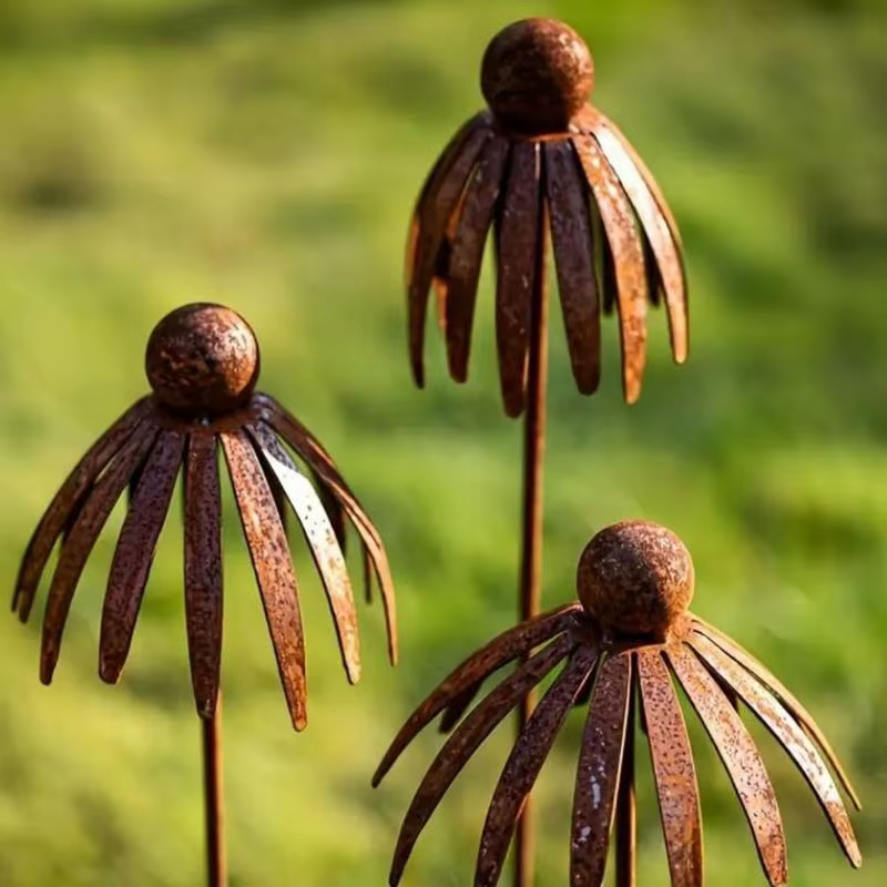 Sculpture plante en fer sur piquet d'art jardin en échinacée rouillée
