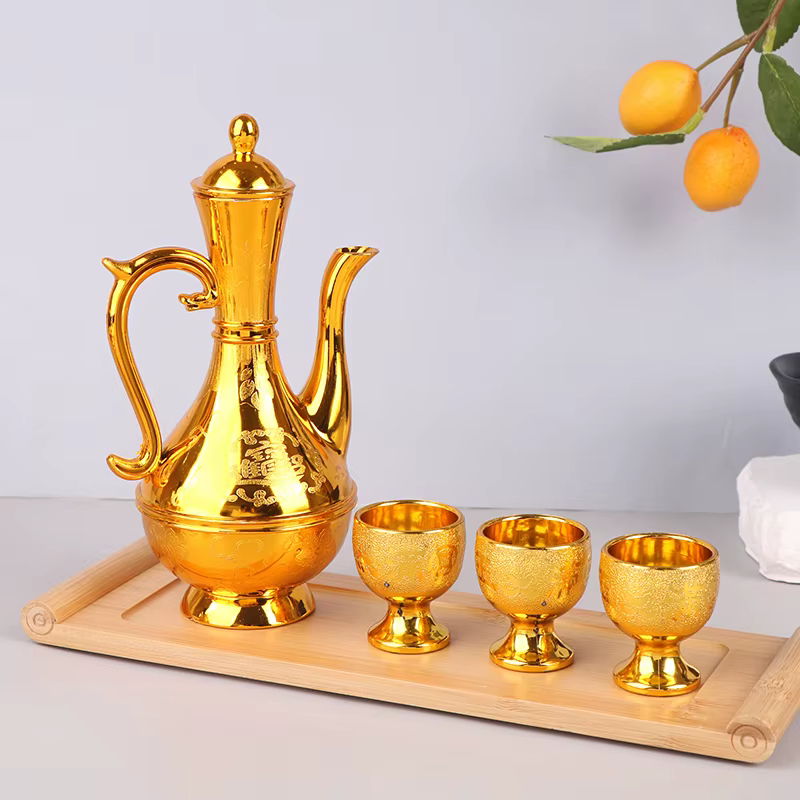 Ensemble de verres à vin vintage, bouilloire à vin, cafetière, carafe, théière exquise, théière dorée, tasse d'offre de temple classique domestique, 1 ensemble