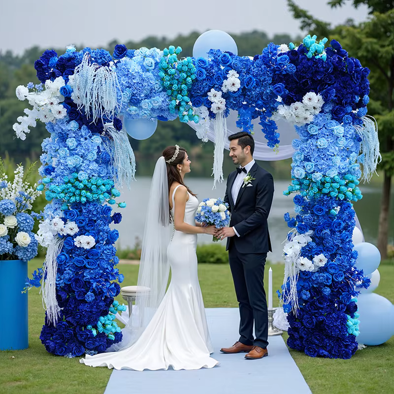 Décor floral extérieur pour mariage : rangée de fleurs de glycine bleue
