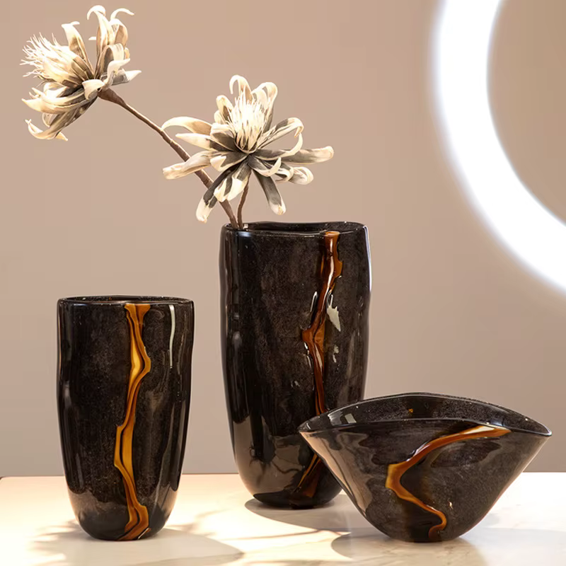 Vase à fleurs rétro noir veiné d'orange