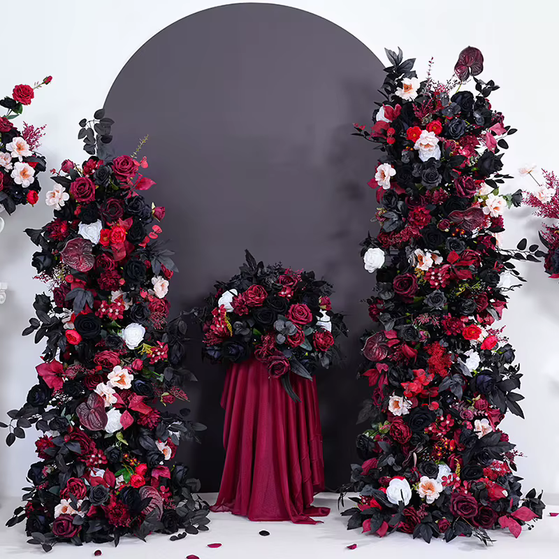 Rangée de fleurs de roses de palmier noir bordeaux