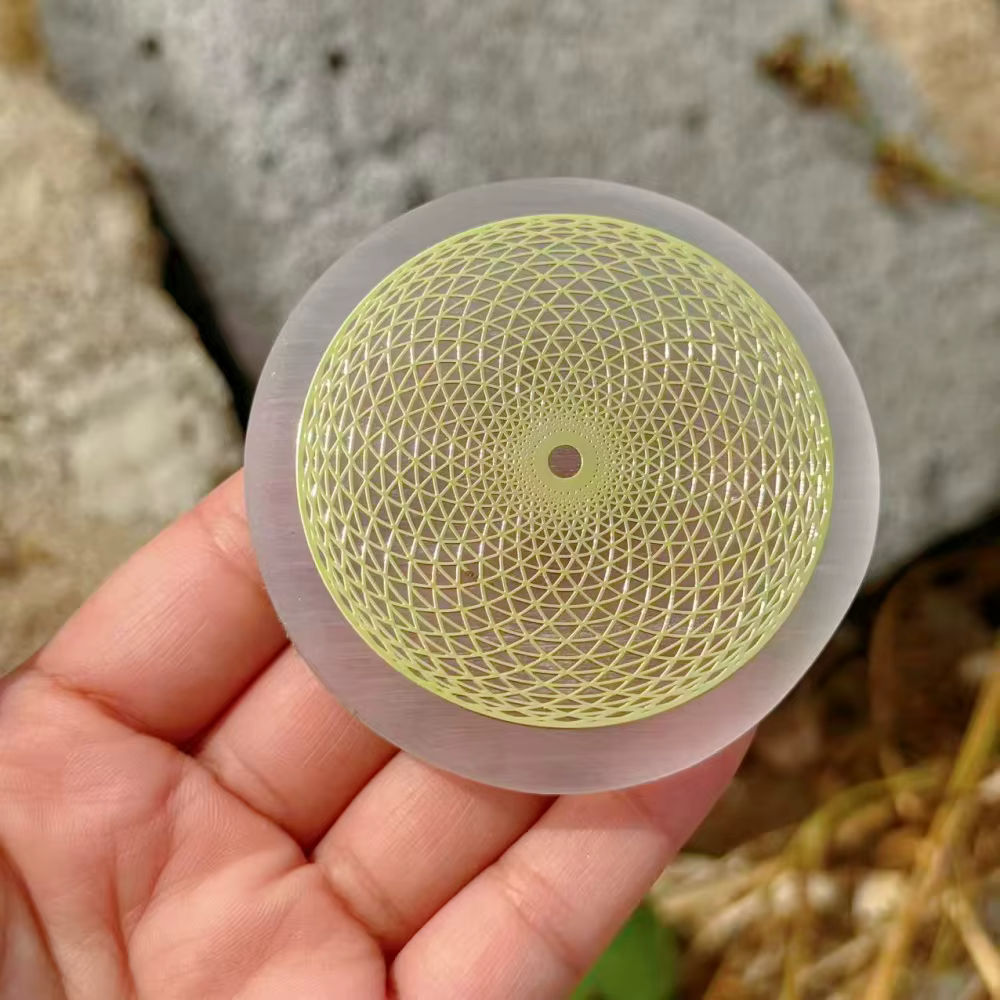 Plaque de Recharge en Sélénite Naturelle avec Symbole Om Arbre de Vie Géométrie Sacrée Dorée pour la Purification des Cristaux et la Guérison Énergétique